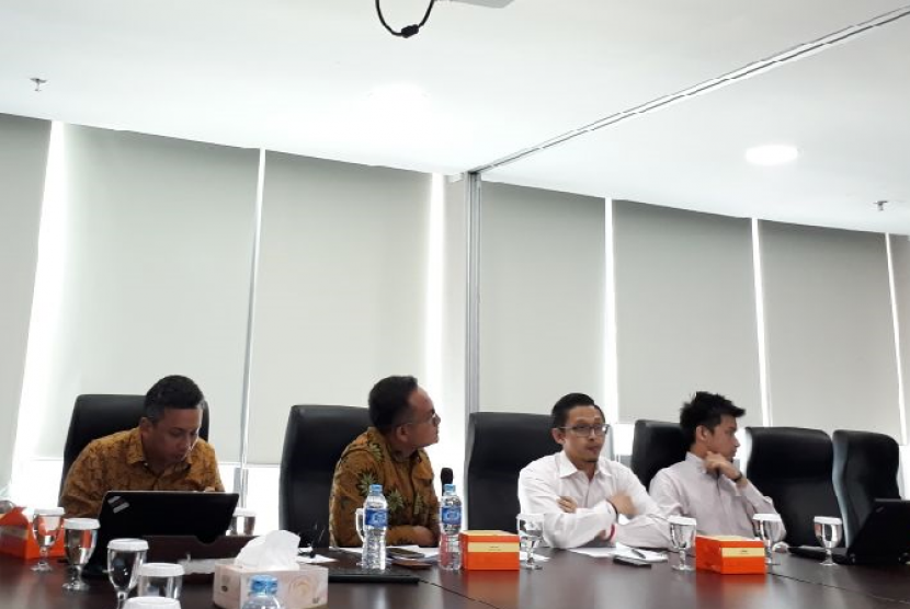 Para analis PT Pemeringkat Efek Indonesia (PEFINDO) (kiri ke kanan) Hendro Utomo, Martin Pandiangan, Yogie Surya Perdana, dan Emanuel Paco Tan menyampaikan rilis media hasil pemeringkatan PEFINDO terhadap korporasi, lembaga keuangan, dan surat berharga di Kantor PEFINDO di Jakarta, Selasa (22/11).