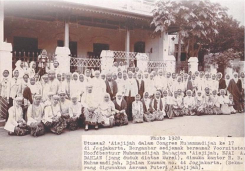 Para anggota Aisyah Muhammadiyah pada masa awal.