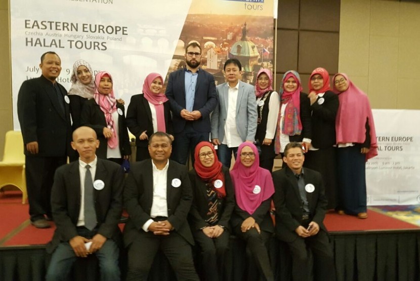 Para anggota IITCF berfoto bersama dengan wakil Monarchia Tours seurai presentasi wisata halal Eropa Timur di Jakarta, Kamis (20/7).