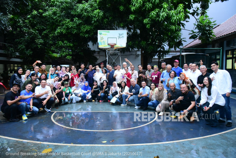 Para anggota Ikatan Alumni SMA 3 Jakarta berfoto bersama dalam acara ground breaking rehabilitasi lapangan bola basket SMA 3 yang akan dibuat menjadi semi indoor, Selasa (17/6/2025). 