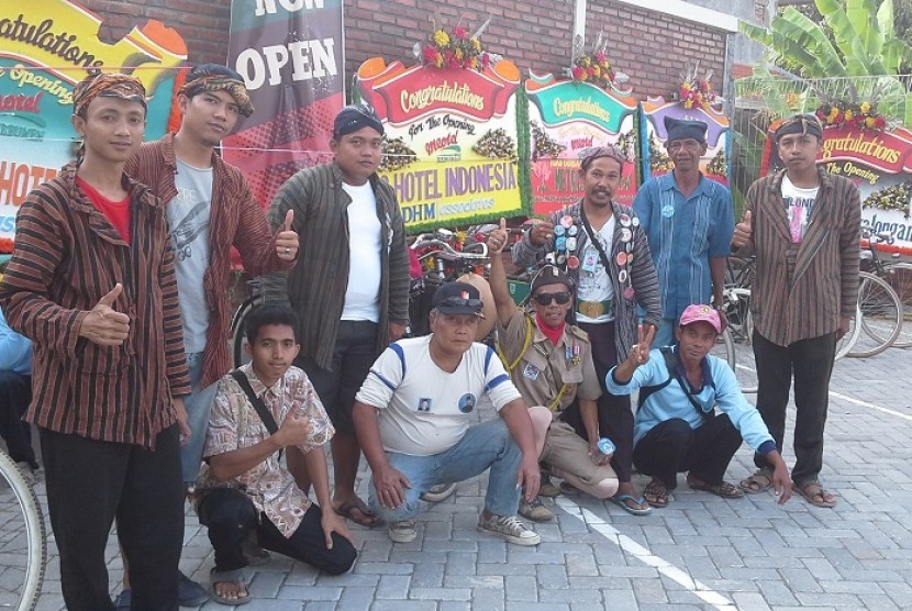 Para anggota Komunitas Pecinta Sepeda Tua Indonesia (KOSTI) Kebumen