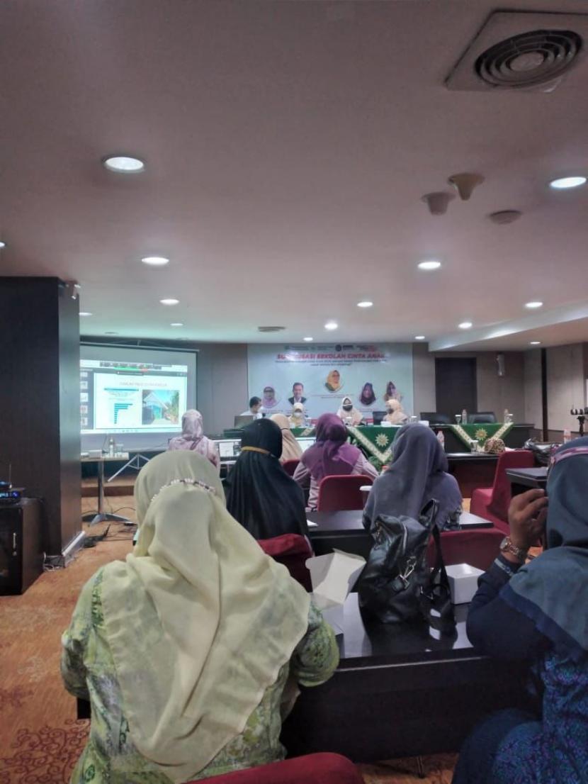 Para anggota Menciptakan Sekolah Cinta Anak (SCA) sebagai Upaya Perlindungan Hak Anak untuk Dicintai dan Disayangi, di Jakarta, Ahad (14/11). 