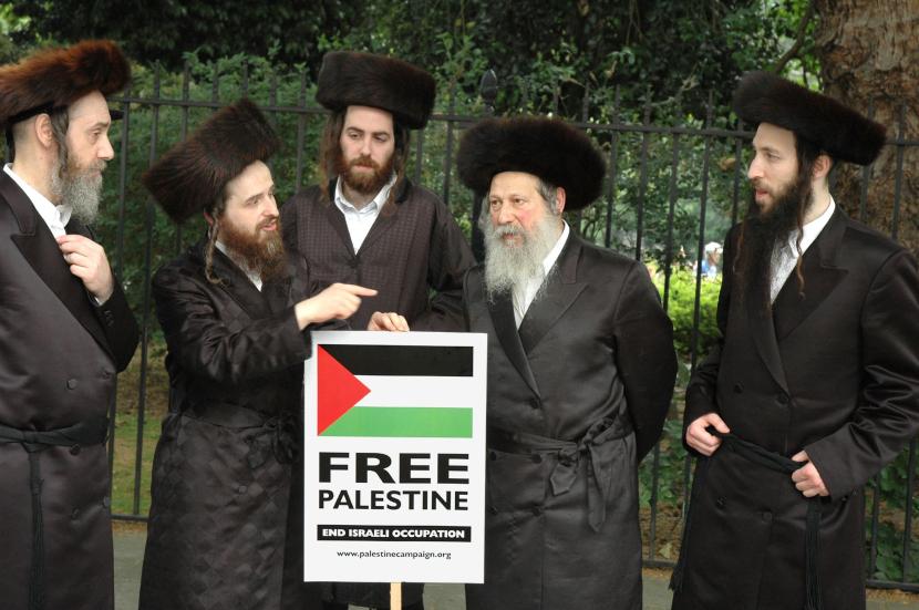 Para anggota Neturei Karta, gerakan Yahudi ortodoks. Mereka termasuk yang keras memprotes zionisme-politik, yang mewujud pada eksistensi Israel.