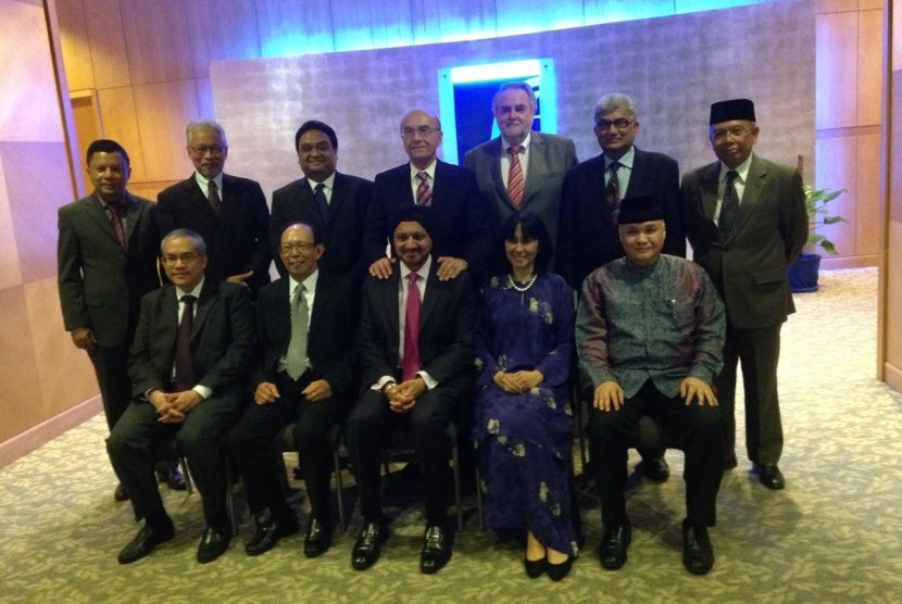 Para anggota Panel Juri Royal Award for Islamic Finance  2016 dipimpin oleh Tun Musa Hitam.