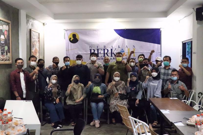 Para anggota Sekolah Remaja Kreasi dan Inovasi (Rekreasi) berfoto bersama usai dialog publik yang digelar oleh Gerakan Berkreasi Bersama Airlangga Hartarto (BerkAH) di Kota Malang, Rabu (19/1).