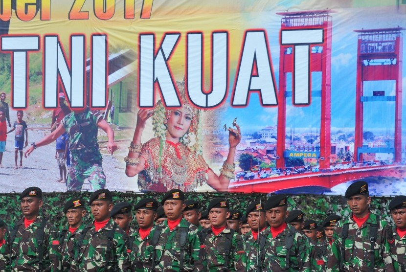 Para anggota TNI mengikuti upacara peringatan hari jadi ke- 72 TNI, di lapangan Jasdam Palembang, Sumsel, Kamis (5/10). 