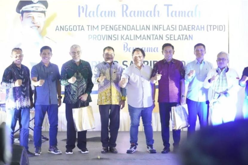 Para anggota TPID Kalsel saat beramah-tamah di halaman Kantor Gubernur Kalsel di Banjarmasin, Sabtu malam (19/11/2022) yang sekaligus lokasi Bazar Pasar Raya TPID 2022.