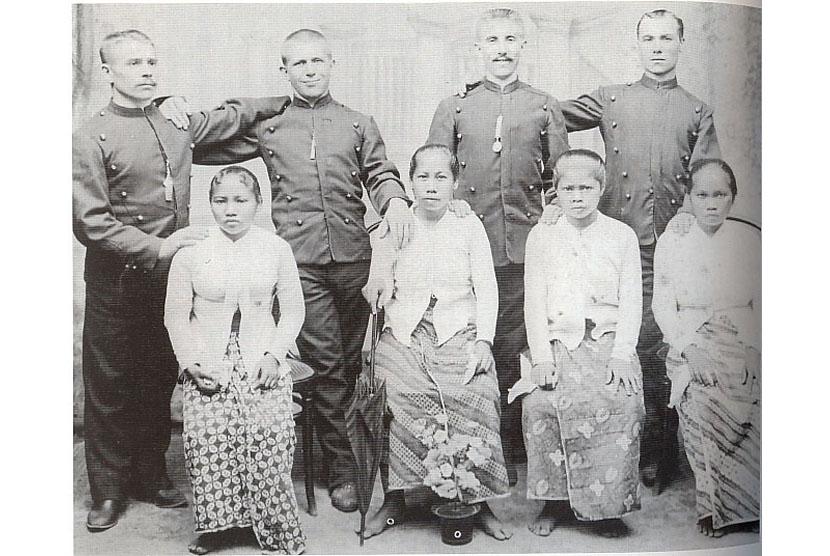 Para aparat kolonial Belanda dengan para gundiknya di Batavia tahun 1900-an.