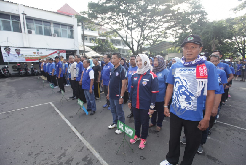Para Aparatur Sipil Negara (ASN) mengenakan atribut Arema FC pada apel pagi di Alun-alun Merdeka, Kota Malang, beberapa waktu lalu.