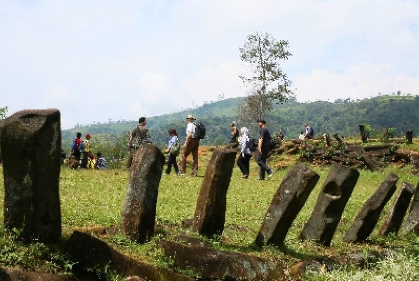 Para arkeolog melintas di Teras IV Situs Megalitikum Gunung Padang, Cianjur, Jawa Barat, Sabtu (11/5). Sejumlah arkeolog dan geolog dari beberapa universitas melakukan kunjungan ke situs megalitikum terbesar di Asia Tenggara tersebut.