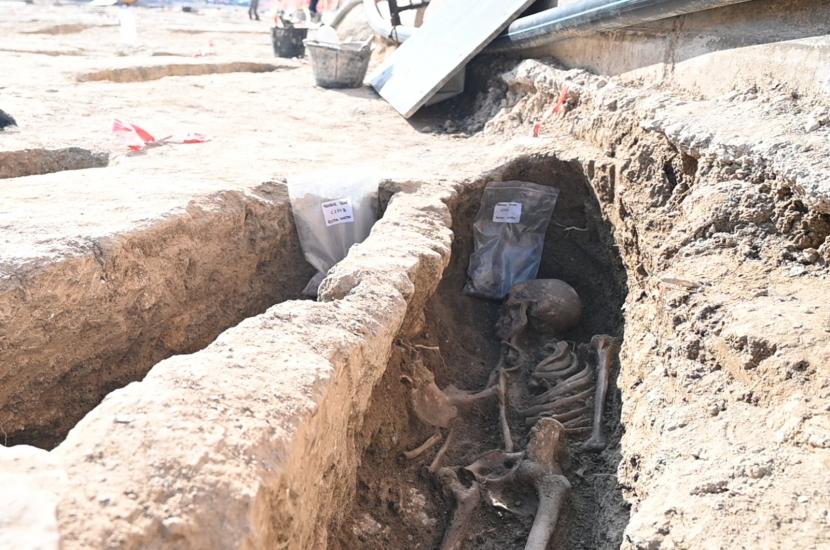 Arkeolog Temukan 400 Kuburan Islam Kuno di Andalusia. Para arkeolog menemukan sebuah nekropolis (pekuburan besar dari suatu kota kuno) Muslim di timur laut Spanyol, 29 November 2020. Islam di Andalusia pernah berjaya di Spanyol antara abad ke-8 dan 11.