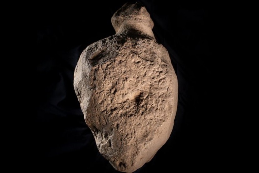 Para arkeolog menemukan sembilan benda pahatan batu misterius yang tersebar di sekitar perapian kuno di Daratan Orkney, sebuah kepulauan di lepas pantai Skotlandia.