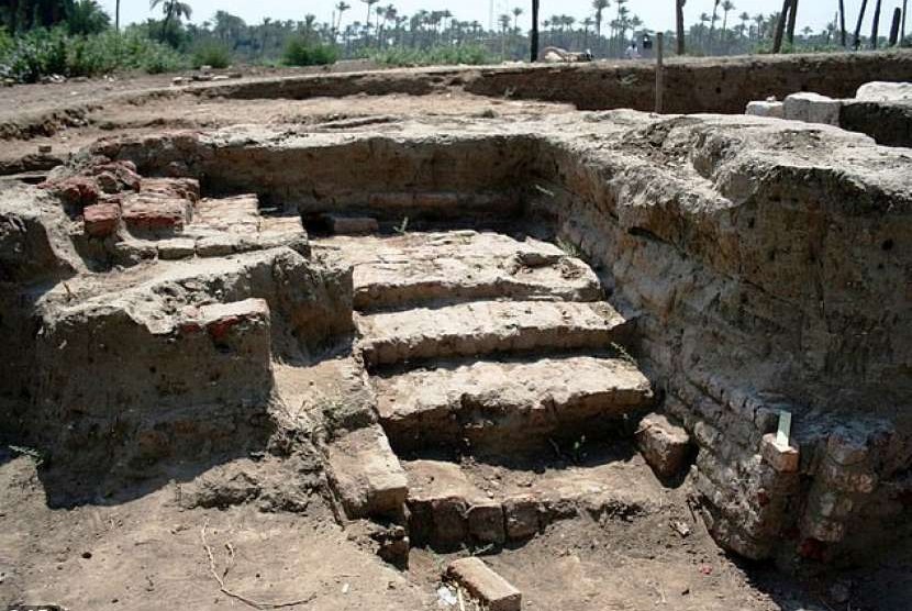 Para arkeolog Mesir menemukan bangunan kuno yang terlihat utuh dan besar di Mit Rihana.