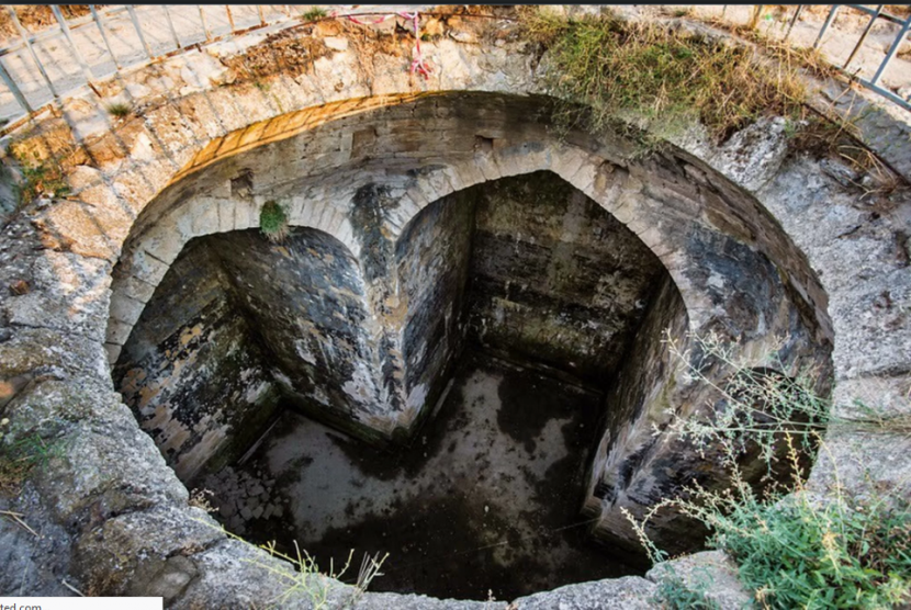 Para arkeolog sedang menyelidiki struktur misterius yang terkubur jauh di bawah tanah di Rusia.