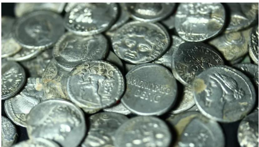 Para arkeolog Turki menemukan tumpukan koin perak era Romawi di sebuah kendi yang terkubur dekat sungai di Aizanoi