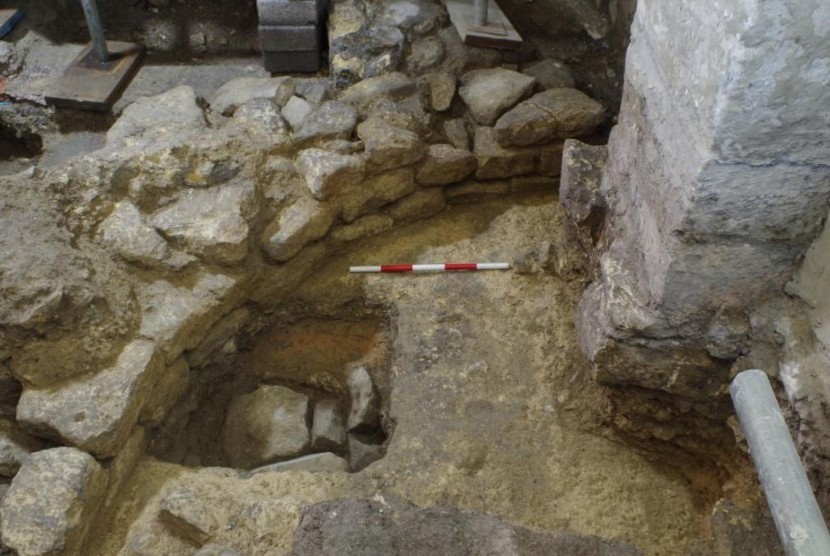 Para arkeologi meyakini mereka telah menemukan sisa-sisa bangunan biara pada era Anglo-Saxon yang sempat hilang.