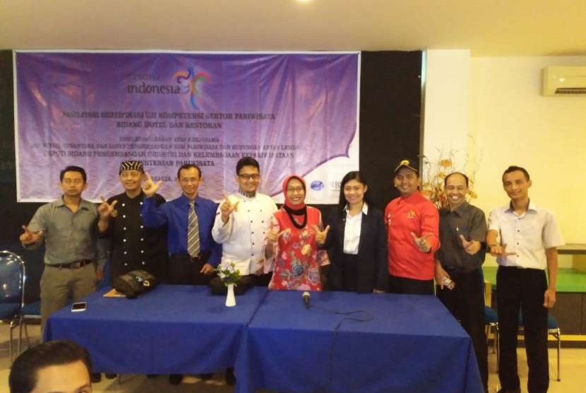 Para Asesor uji kompetensi perhotelan yang diikuti oleh mahasiswa AKPAR BSI Yogyakarta dan Bandung.