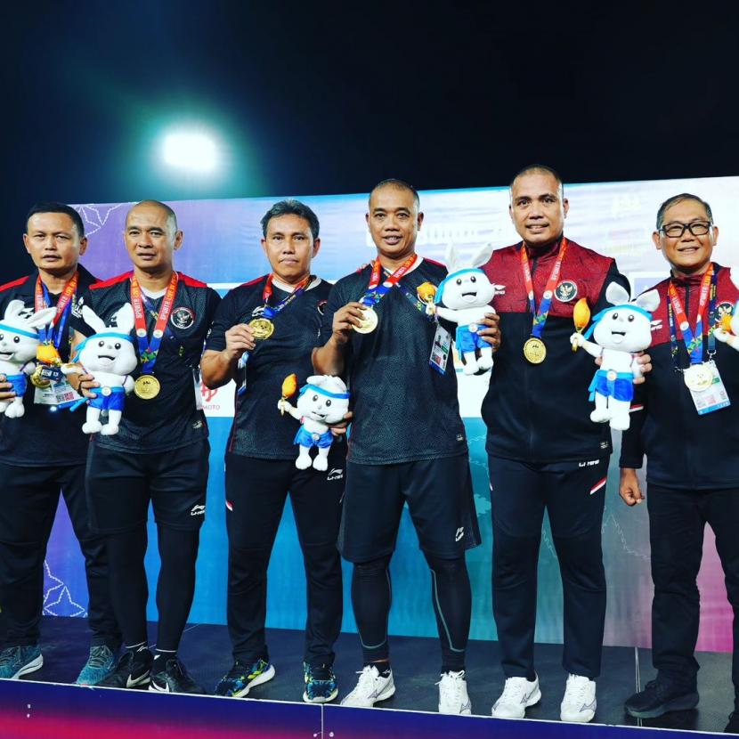 Para asisten pelatih timnas U-22 berfoto bersama dengan medali emas SEA Games 2023.Bima Sakti (ketiga kiri). 