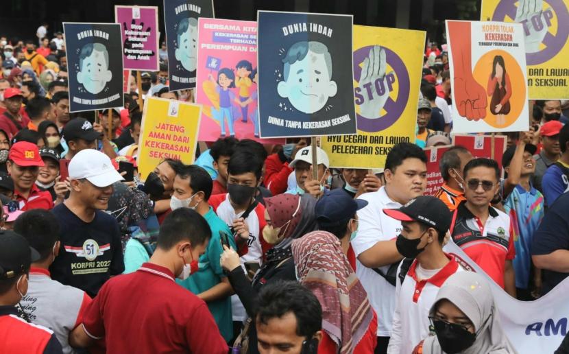 Para ASN di lingkungan Pemprov Jawa Tengah mengampanyekan anti kekerasan seksual pada perempuan dan anak, di sela Kegiatan jalan sehat dalam angka HUT Korpri ke-51 di Kota Semarang, Ahad (27/11).  