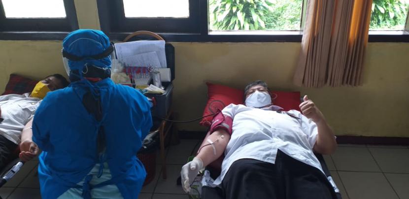 Para ASN Pemkab Sukabumi mendonorkan darahnya di Aula BKPSDM Kabupaten Sukabumi, Rabu (3/6). 