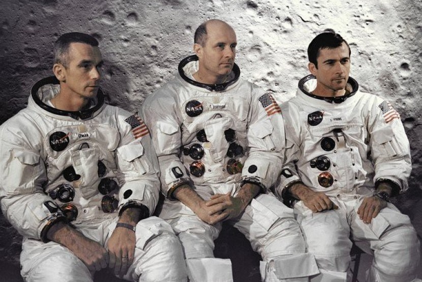 Para astronaut Apollo X, dari kiri ke kanan: Thomas Stafford, John Young dan Eugene Cernan.