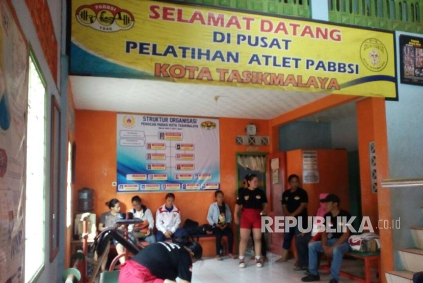 Para atlet angkat berat Kota Tasik tengah berlatih di GOR Persatuan Angkat Besi dan Binaraga Seluruh Indonesia (PABBSI) di Jalan Letjen Mashudi, Kelurahan Setiaratu, Kecamatan Cibeureum, Kota Tasikmalaya.