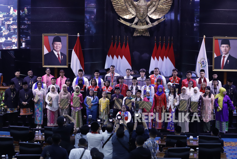 Para atlet asal DKI Jakarta diberikan penghargaan saat Rapat Paripurna DPRD DKI dalam rangka Peringatan Hari Ulang Tahun (HUT) ke-497 Jakarta.