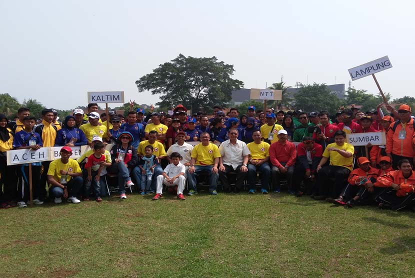 Para atlet cricket dari 13 provinsi berfoto bersama dengan Ketua Umum III KONI Suryadharma dan Sekjen Persatuan Cricket Indonesia (PCI) Ahmad Arsyad, di Bogor, Ahad (18/10).