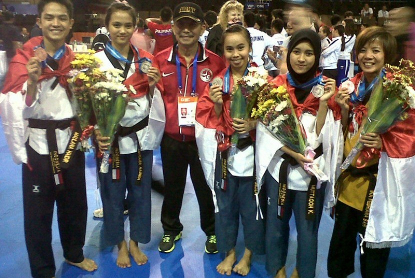 Para atlet Indonesia yang meraih medali di Kejuaraan Dunia Poomsae ke-8. 