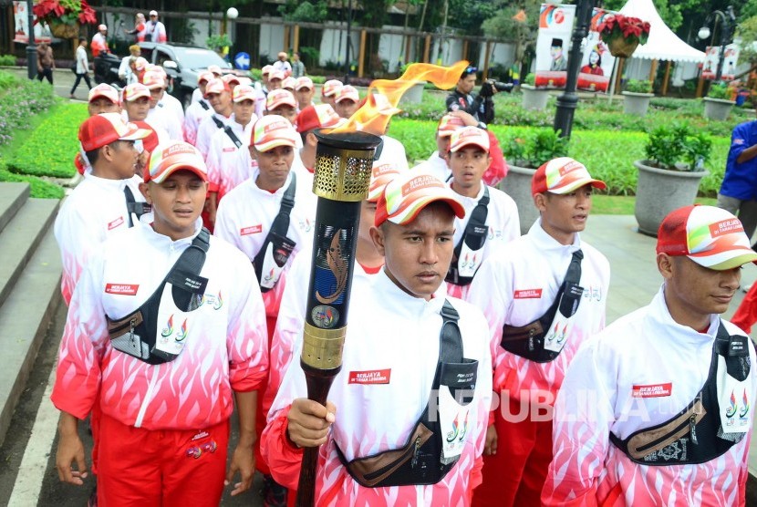 Para atlet Kota Bandung pembawa Api PON XIX dan Peparnas XV sampai di Pendopo, Kota Bandung, Jumat (16/9). (Republika/Edi Yusuf)