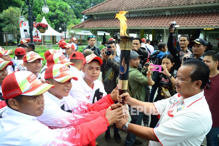 Para atlet Kota Bandung pembawa Api PON XIX dan Peparnas XV menuju Pendopo, Kota Bandung, Jumat (16/9). (Republika/Edi Yusuf)