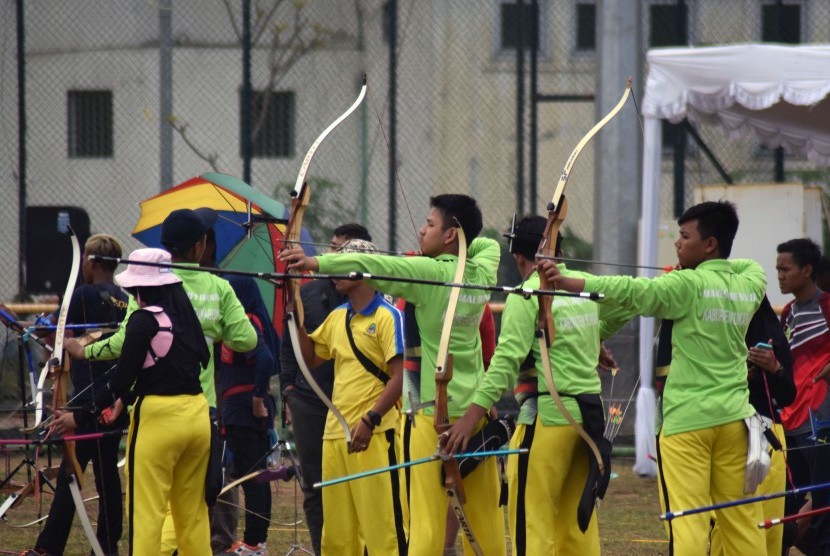 Para atlet panahan berlaga pada Pekan Olahraga Pelajar Daerah (Popda) XII/2018, di SPOrT Jabar Arcamanik, Kota Bandung, Senin (30/7).