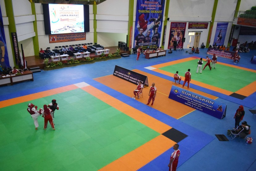 Para atlet Tarung Derajat berlaga pada Pekan Olahraga Pelajar Daerah (Popda) XII/2018, di SPOrT Jabar Arcamanik, Kota Bandung, Senin (30/7).