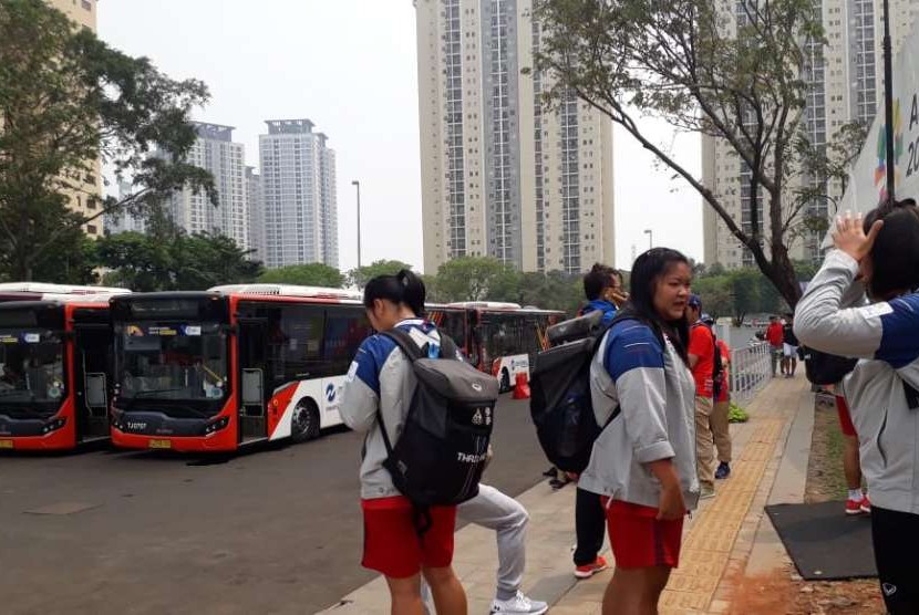 Para atlet untuk Asian Games 2018 tengah bersiap meninggalkan Wisma Atlet Kemayoran, Jakarta Pusat, Selasa (14/8). Ronggo Astungkoro