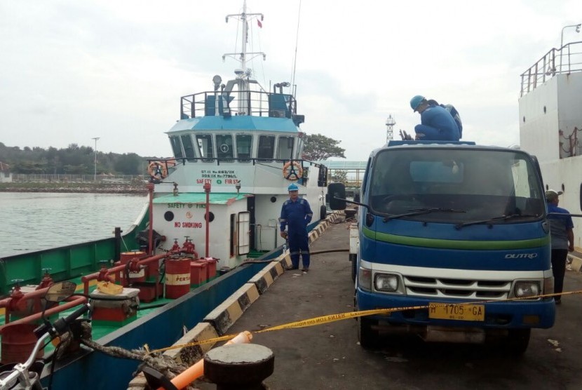 Para awak Kapal Self Propelled Oil Barge (SPOB) membongkar muatan BBM untuk warga Karimunjawa, Kabupaten Jepara, di dermaga pelabuhan setempat (ilustrasi).