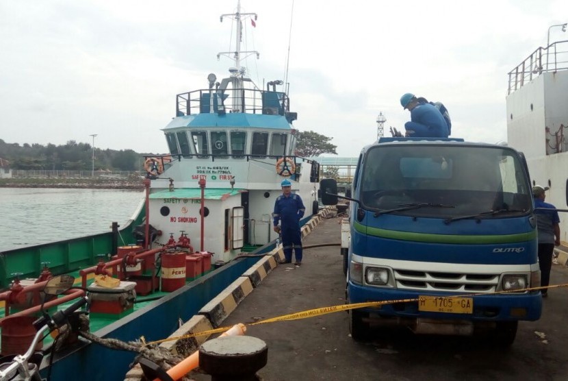 Para awak Kapal Self Propelled Oil Barge (SPOB) Salim mulai membongkar muatan 115 KL BBM untuk warga Karimunjawa, Kabupaten Jepara, di dermaga pelabuhan setempat, Ahad (4/2).