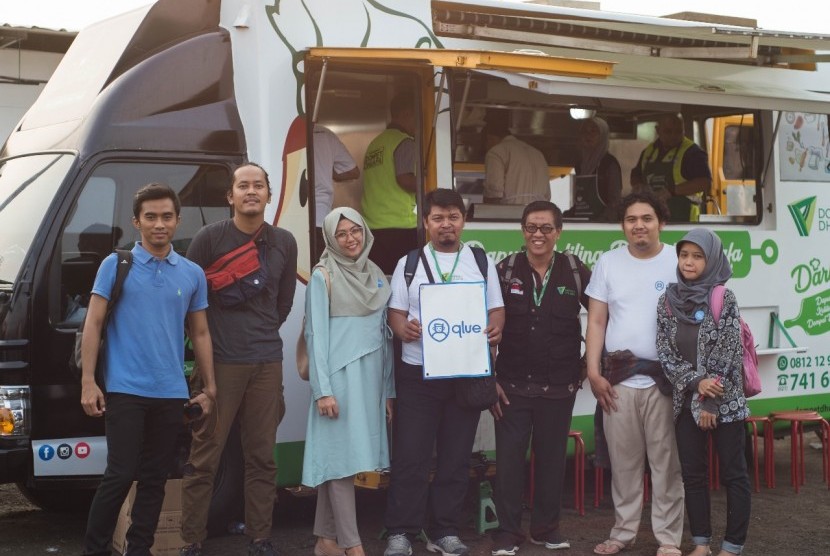 Para awak Qlue menjadi relawan dalam acara buka puasa bersama yang diadakan di Kampung Akuarium, Penjaringan, Jakarta Utara