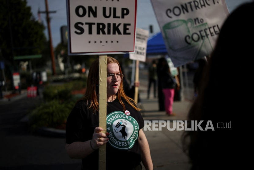 Para barista berunjuk rasa di depan Starbucks di Los Angeles, California, AS, 23 Desember 2024.