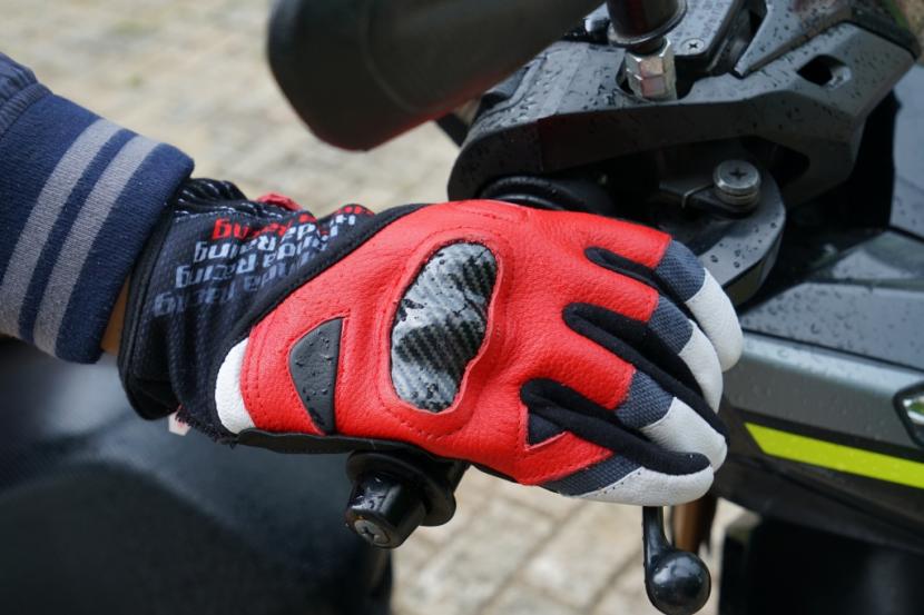Para biker dianjukan untuk selalu memakai sarung tangan ketika berkendara sepeda motor