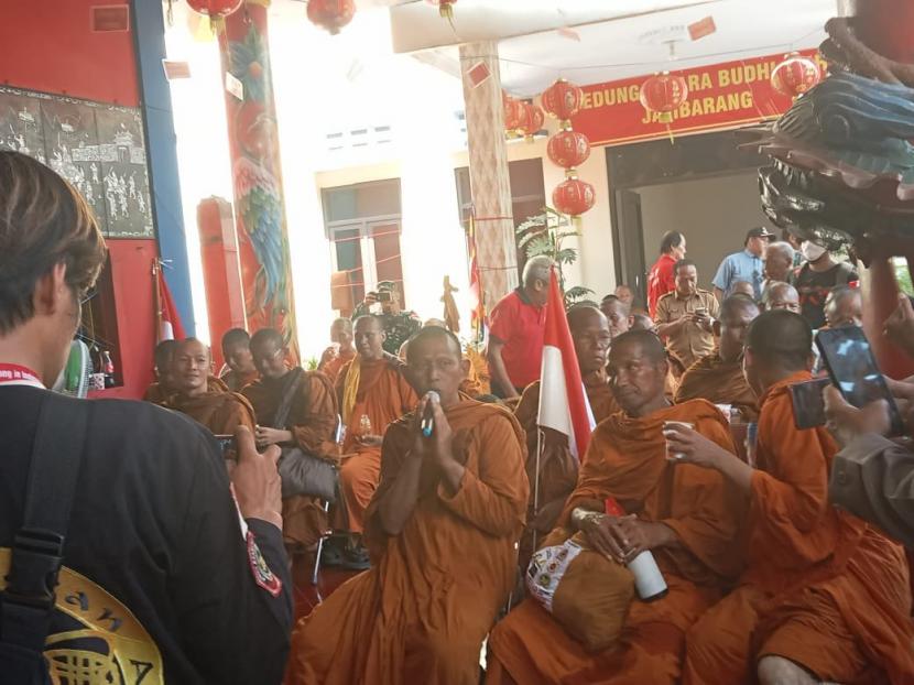 Para biksu sedang berada di Vihara Jatibarang, Kabupaten Indramayu, Jawa Barat.Puluhan biksu dari Thailand mengajalan perjalanan spiritual ke Candi Borobudur 