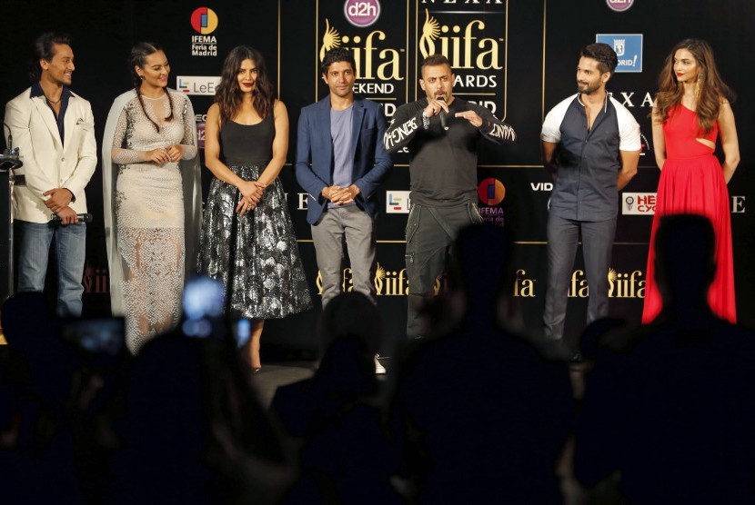 Para bintang film India berpose pada International Indian Film Festival Awards yang dihelat di Madrid, Spanyol.