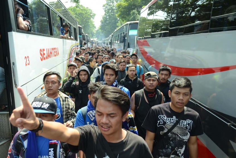 Para bobotoh mencari bis tumpangannya dipersiapkan di depan Gedung Sate, Jl Diponegoro, Kota Bandung. Ahad (18/10). 