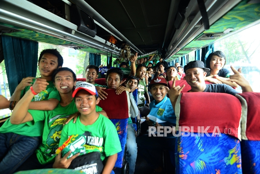  Para bonek didalam bus di GOR Pajajaran, Jalan Pajajaran, Kota Bandung, Ahad (8/1).