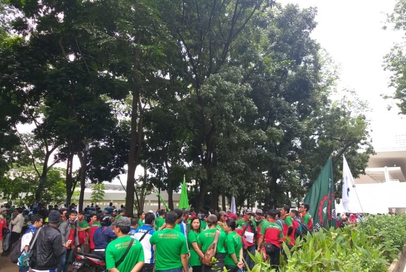 Para buruh atau pekerja di Indonesia memperingati Hari Buruh Internasional (May Day) di Tennis Indoor Senayan, Rabu (1/5).