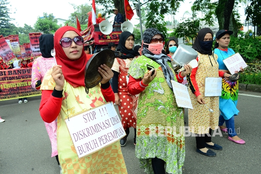  Para buruh perempuan yang tergabung dalam Kongres Aliansi Serikat Buruh Indonesia (KASBI) membawa peralatan dapur pada aksi bertepatan dengan Hari Perempuan Internasional di depan Gedung DPRD Jabar, Jl Diponegoro, Kota Bandung, Rabu (8/3). 