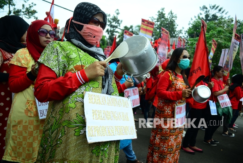 Para buruh perempuan yang tergabung dalam Kongres Aliansi Serikat Buruh Indonesia (KASBI) membawa peralatan dapur pada aksi bertepatan dengan Hari Perempuan Internasional di depan Gedung DPRD Jabar (Ilustrasi)