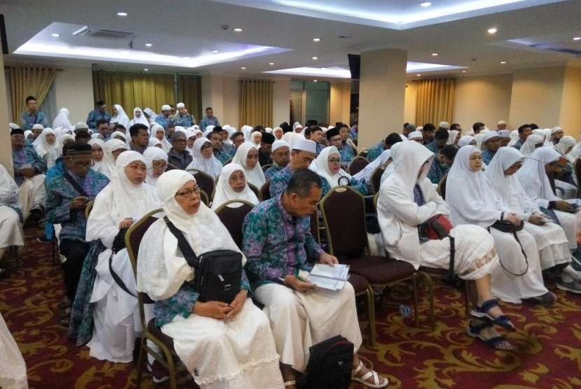 Calon jamaah haji NRA Group mengikuti prosesi acara pelepasan keberangkatan haji NRA Group tahun 2018 M/ 1439 H, di Wisma Umrah  Haji Indonesia, Mampang Square,  Jakarta.