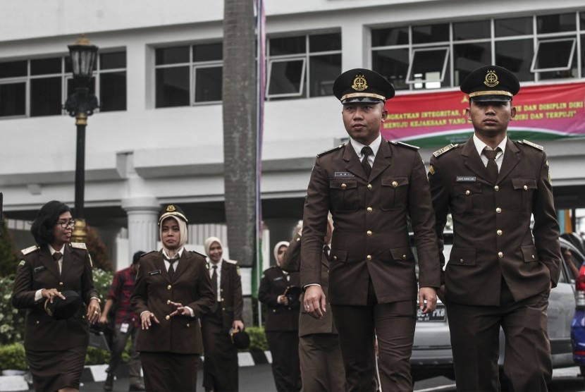 Para calon jaksa berjalan saat mengikuti acara perayaan HUT ke-56 Adhyaksa di kantor Kejaksaan Agung, Jakarta, Jumat (22/7). 
