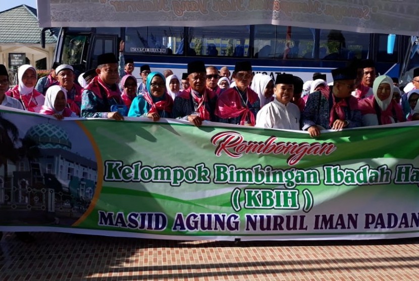 Para calon jamaah haji KBIH Masjid Agung Nurul Iman Padang siap berangkat ke Tanah Suci.