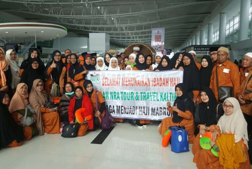 Para calon jamaah haji NRA Group Cabang Samarinda dan Balikpapan siap menuju Jakarta, kemudian diterbangkan ke Jeddah (Arab Saudi).